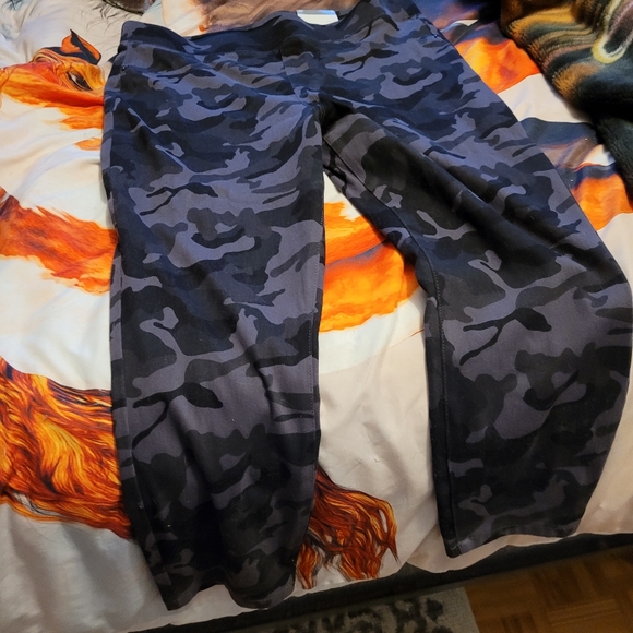 Ladies black camo capris - Picture 4 of 4